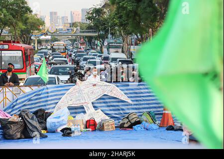 Bangkok, Bangkok, Thailand. 14th Dez 2021. Das Netzwerk der Gruppe Chana Rak Thin wartet auf die Bekanntgabe der Beschlüsse des Kabinetts. Das hatte eine Sitzung am frühen Morgen im Regierungshaus, die später von der Ankündigung des Kabinetts über die Website veröffentlicht wurde, indem es sich bereit erklärte, den Forderungen nachzukommen, Das Amt des Nationalen Rates für Wirtschaft und soziale Entwicklung soll die strategische Umweltprüfung ausrichten und die Umweltverträglichkeitsprüfung des Chana-Projekts sowohl im öffentlichen als auch im privaten Sektor verzögern. (Bild: © Adirach Toumlam Stockfoto