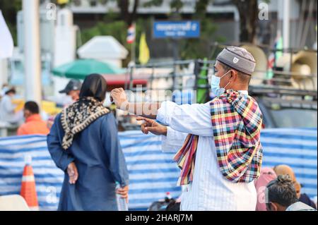 Bangkok, Bangkok, Thailand. 14th Dez 2021. Das Netzwerk der Gruppe Chana Rak Thin wartet auf die Bekanntgabe der Beschlüsse des Kabinetts. Das hatte eine Sitzung am frühen Morgen im Regierungshaus, die später von der Ankündigung des Kabinetts über die Website veröffentlicht wurde, indem es sich bereit erklärte, den Forderungen nachzukommen, Das Amt des Nationalen Rates für Wirtschaft und soziale Entwicklung soll die strategische Umweltprüfung ausrichten und die Umweltverträglichkeitsprüfung des Chana-Projekts sowohl im öffentlichen als auch im privaten Sektor verzögern. (Bild: © Adirach Toumlam Stockfoto