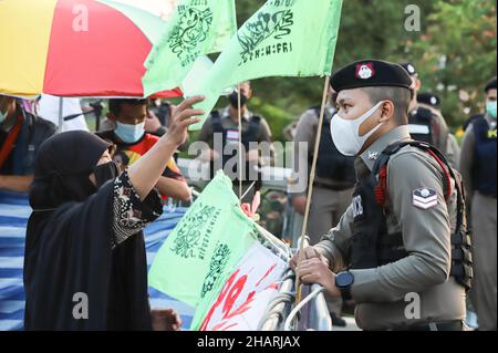Bangkok, Bangkok, Thailand. 14th Dez 2021. Das Netzwerk der Gruppe Chana Rak Thin wartet auf die Bekanntgabe der Beschlüsse des Kabinetts. Das hatte eine Sitzung am frühen Morgen im Regierungshaus, die später von der Ankündigung des Kabinetts über die Website veröffentlicht wurde, indem es sich bereit erklärte, den Forderungen nachzukommen, Das Amt des Nationalen Rates für Wirtschaft und soziale Entwicklung soll die strategische Umweltprüfung ausrichten und die Umweltverträglichkeitsprüfung des Chana-Projekts sowohl im öffentlichen als auch im privaten Sektor verzögern. (Bild: © Adirach Toumlam Stockfoto