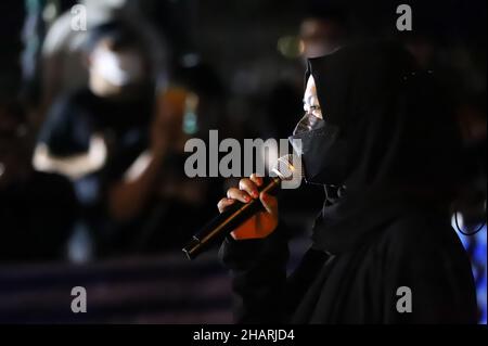 Bangkok, Bangkok, Thailand. 14th Dez 2021. Das Netzwerk der Gruppe Chana Rak Thin wartet auf die Bekanntgabe der Beschlüsse des Kabinetts. Das hatte eine Sitzung am frühen Morgen im Regierungshaus, die später von der Ankündigung des Kabinetts über die Website veröffentlicht wurde, indem es sich bereit erklärte, den Forderungen nachzukommen, Das Amt des Nationalen Rates für Wirtschaft und soziale Entwicklung soll die strategische Umweltprüfung ausrichten und die Umweltverträglichkeitsprüfung des Chana-Projekts sowohl im öffentlichen als auch im privaten Sektor verzögern. (Bild: © Adirach Toumlam Stockfoto