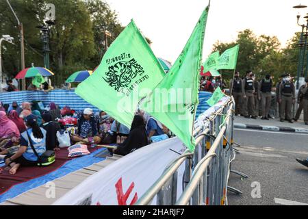 Bangkok, Thailand. 14th Dez 2021. Das Netzwerk der Gruppe Chana Rak Thin wartet auf die Bekanntgabe der Beschlüsse des Kabinetts. Das hatte eine Sitzung am frühen Morgen im Regierungshaus, die später von der Ankündigung des Kabinetts über die Website veröffentlicht wurde, indem es sich bereit erklärte, den Forderungen nachzukommen, Das Amt des Nationalen Rates für Wirtschaft und soziale Entwicklung soll die strategische Umweltprüfung ausrichten und die Umweltverträglichkeitsprüfung des Chana-Projekts sowohl im öffentlichen als auch im privaten Sektor verzögern. (Bild: © Adirach Toumlamoon/Pacif Stockfoto