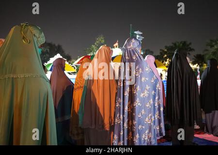 Bangkok, Thailand. 14th Dez 2021. Das Netzwerk der Gruppe Chana Rak Thin wartet auf die Bekanntgabe der Beschlüsse des Kabinetts. Das hatte eine Sitzung am frühen Morgen im Regierungshaus, die später von der Ankündigung des Kabinetts über die Website veröffentlicht wurde, indem es sich bereit erklärte, den Forderungen nachzukommen, Das Amt des Nationalen Rates für Wirtschaft und soziale Entwicklung soll die strategische Umweltprüfung ausrichten und die Umweltverträglichkeitsprüfung des Chana-Projekts sowohl im öffentlichen als auch im privaten Sektor verzögern. (Bild: © Adirach Toumlamoon/Pacif Stockfoto