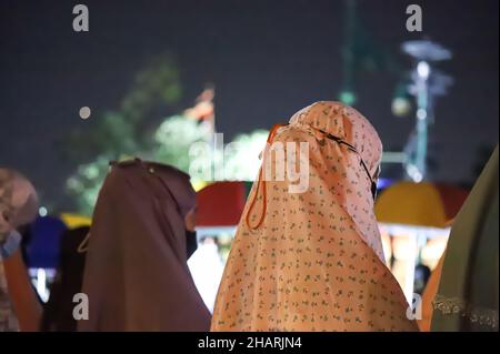 Bangkok, Bangkok, Thailand. 14th Dez 2021. Das Netzwerk der Gruppe Chana Rak Thin wartet auf die Bekanntgabe der Beschlüsse des Kabinetts. Das hatte eine Sitzung am frühen Morgen im Regierungshaus, die später von der Ankündigung des Kabinetts über die Website veröffentlicht wurde, indem es sich bereit erklärte, den Forderungen nachzukommen, Das Amt des Nationalen Rates für Wirtschaft und soziale Entwicklung soll die strategische Umweltprüfung ausrichten und die Umweltverträglichkeitsprüfung des Chana-Projekts sowohl im öffentlichen als auch im privaten Sektor verzögern. (Bild: © Adirach Toumlam Stockfoto