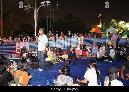 Bangkok, Thailand. 14th Dez 2021. Das Netzwerk der Gruppe Chana Rak Thin wartet auf die Bekanntgabe der Beschlüsse des Kabinetts. Das hatte eine Sitzung am frühen Morgen im Regierungshaus, die später von der Ankündigung des Kabinetts über die Website veröffentlicht wurde, indem es sich bereit erklärte, den Forderungen nachzukommen, Das Amt des Nationalen Rates für Wirtschaft und soziale Entwicklung soll die strategische Umweltprüfung ausrichten und die Umweltverträglichkeitsprüfung des Chana-Projekts sowohl im öffentlichen als auch im privaten Sektor verzögern. (Bild: © Adirach Toumlamoon/Pacif Stockfoto