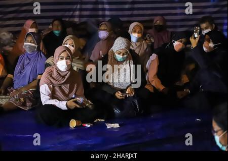 Bangkok, Bangkok, Thailand. 14th Dez 2021. Das Netzwerk der Gruppe Chana Rak Thin wartet auf die Bekanntgabe der Beschlüsse des Kabinetts. Das hatte eine Sitzung am frühen Morgen im Regierungshaus, die später von der Ankündigung des Kabinetts über die Website veröffentlicht wurde, indem es sich bereit erklärte, den Forderungen nachzukommen, Das Amt des Nationalen Rates für Wirtschaft und soziale Entwicklung soll die strategische Umweltprüfung ausrichten und die Umweltverträglichkeitsprüfung des Chana-Projekts sowohl im öffentlichen als auch im privaten Sektor verzögern. (Bild: © Adirach Toumlam Stockfoto