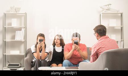 Psychologe geben Familientherapie für Telefon süchtig Papa Mutter und Tochter Mädchen, Beziehung Stockfoto
