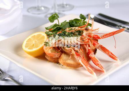 Kaisergranat Kaisergranat Dublin Bay Garnelen Scampi mit Kräuterbutter Zitrone und Salat Stockfoto