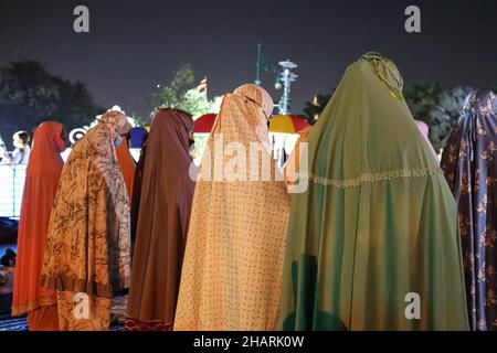 Bangkok, Thailand. 14th Dez 2021. Das Netzwerk der Gruppe Chana Rak Thin wartet auf die Bekanntgabe der Beschlüsse des Kabinetts. Das hatte eine Sitzung am frühen Morgen im Regierungshaus, die später von der Ankündigung des Kabinetts über die Website veröffentlicht wurde, indem es sich bereit erklärte, den Forderungen nachzukommen, Das Amt des Nationalen Rates für Wirtschaft und soziale Entwicklung soll die strategische Umweltprüfung ausrichten und die Umweltverträglichkeitsprüfung des Chana-Projekts sowohl im öffentlichen als auch im privaten Sektor verzögern. (Bild: © Adirach Toumlamoon/Pacif Stockfoto