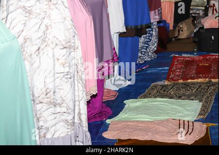 Bangkok, Bangkok, Thailand. 14th Dez 2021. Das Netzwerk der Gruppe Chana Rak Thin wartet auf die Bekanntgabe der Beschlüsse des Kabinetts. Das hatte eine Sitzung am frühen Morgen im Regierungshaus, die später von der Ankündigung des Kabinetts über die Website veröffentlicht wurde, indem es sich bereit erklärte, den Forderungen nachzukommen, Das Amt des Nationalen Rates für Wirtschaft und soziale Entwicklung soll die strategische Umweltprüfung ausrichten und die Umweltverträglichkeitsprüfung des Chana-Projekts sowohl im öffentlichen als auch im privaten Sektor verzögern. (Bild: © Adirach Toumlam Stockfoto