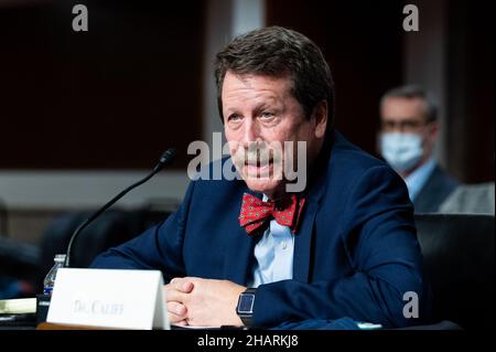 Washington, Usa. 14th Dez 2021. Robert Califf, MD, Nominierter zum Kommissar für Lebensmittel- und Drogenbehörde, Food and Drug Administration (FDA), Ministerium für Gesundheit und menschliche Dienste, spricht bei einer Anhörung des Senats für Gesundheit, Bildung, Arbeit und Altersversorgung. Kredit: SOPA Images Limited/Alamy Live Nachrichten