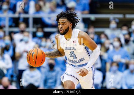 14. Dezember 2021: North Carolina Tar Heels Wache R.J. Davis (4) bringt den Ball gegen die Furman Paladins während der ersten Hälfte des NCAA-Basketballmatchup im Dean Smith Center in Chapel Hill, NC. (Scott Kinser/Cal Sport Media) Stockfoto