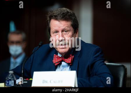 Washington, Usa. 14th Dez 2021. Robert Califf, MD, Nominierter zum Kommissar für Lebensmittel- und Drogenbehörde, Food and Drug Administration (FDA), Ministerium für Gesundheit und menschliche Dienste, spricht bei einer Anhörung des Senats für Gesundheit, Bildung, Arbeit und Altersversorgung. Kredit: SOPA Images Limited/Alamy Live Nachrichten