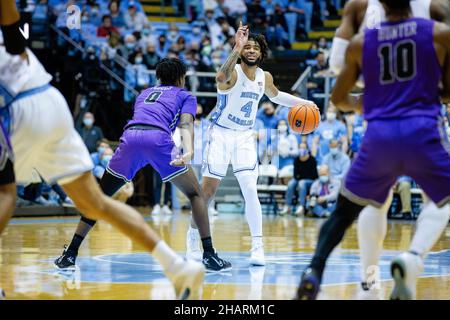 14. Dezember 2021: Furman Paladins Wache JP Pegues (0) Wache North Carolina Tar Heels Wache R.J. Davis (4), als er das Spiel während der ersten Hälfte des NCAA-Basketballmatchup im Dean Smith Center in Chapel Hill, NC, einrichtet. (Scott Kinser/Cal Sport Media) Stockfoto