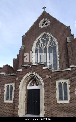 LONDON, GROSSBRITANNIEN - 12. Nov 2021: Eine szenische Aufnahme der katholischen Kirche Saint Vincent de Paul in Dagenham, East London, Großbritannien Stockfoto