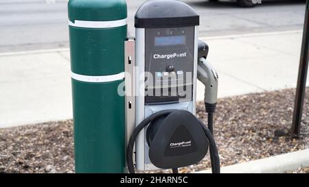 EVANSTON, USA - 05. Nov 2021: Eine Ladestation für Elektrofahrzeuge von ChargePoint auf einem städtischen Parkplatz in Evanston, Illinois Stockfoto