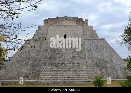 Mexiko Uxmal - Pyramide des Magiers - Piramide del Adivino Stockfoto