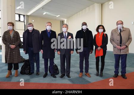 Taoyuan, Taoyuan, Taiwan. 15th Dez 2021. Der französische Parlamentarier und ehemalige Präsident der Nationalversammlung, François de Rugy (3rd-L), der eine Delegation nach Taiwan führt, posiert für ein Bild mit dem stellvertretenden taiwanesischen Außenminister Tien Chung-kwang (M), nachdem er am internationalen Flughafen von Taoyuan angekommen war, inmitten wachsender Bedrohungen aus China. Nach jüngsten Besuchen anderer Parlamentarier aus Ländern der Europäischen Union, darunter Litauen und Estland, werden François de Rugy, Leiter der Parlamentarischen Freundschaftsgruppe Frankreich-Taiwan, und seine Delegationsmitglieder mit taiwanesischen Beamten, darunter Präsident T, zusammentreffen Stockfoto