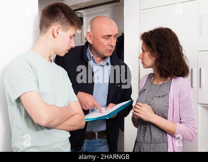 Familientreffen mit dem Schuldeneinzieher Stockfoto