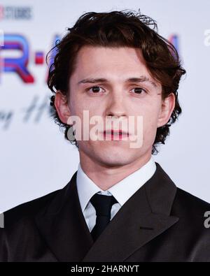 WESTWOOD, LOS ANGELES, KALIFORNIEN, USA - 13. DEZEMBER: Der englische Schauspieler Tom Holland mit Prada-Anzug und Christian Louboutin-Schuhen kommt bei der Premiere von Columbia Pictures' Spider-man: No Way Home', die am 13. Dezember 2021 im Regency Village Theatre in Westwood, Los Angeles, Kalifornien, USA, stattfand. (Foto von Image Press Agency) Stockfoto