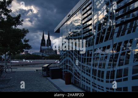 KÖLN, DEUTSCHLAND - 08. Aug 2021: Ein Gebäude aus Glas vor dem Dom Hyatt Regency in Köln Stockfoto