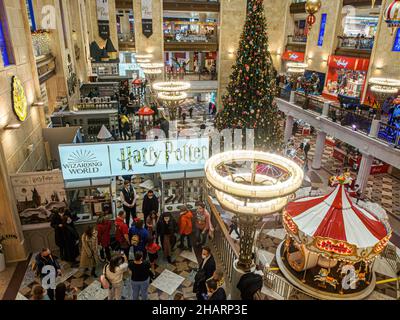 Moskau, Russland. 14th Dez 2021. Allgemeine Ansicht des zentralen Kinderhauses. Der Pop-up-Shop Harry Potter eröffnet das zentrale Kindergeschäft in Lubyanka. Kredit: SOPA Images Limited/Alamy Live Nachrichten Stockfoto