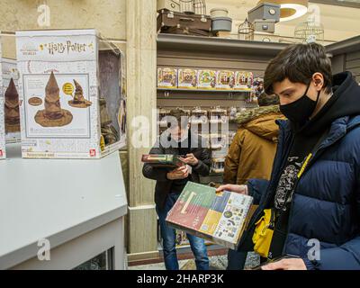 Moskau, Russland. 14th Dez 2021. Im Central Children's Store werden die Menschen beim Einkaufen gesehen. Der Pop-up-Shop Harry Potter eröffnet das zentrale Kindergeschäft in Lubyanka. Kredit: SOPA Images Limited/Alamy Live Nachrichten Stockfoto