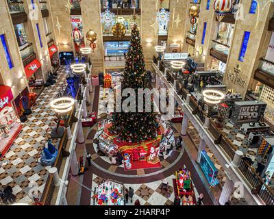 Moskau, Russland. 14th Dez 2021. Das Geschäft befindet sich auf dem Balkon der zweiten Etage des CDM mit Blick auf das Hauptatrium und die legendäre mechanische Uhr. Der Pop-up-Shop Harry Potter eröffnet das zentrale Kindergeschäft in Lubyanka. Kredit: SOPA Images Limited/Alamy Live Nachrichten Stockfoto