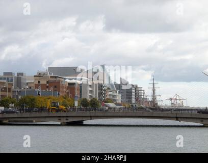 Blick nach Osten entlang dem Fluss Liffey in Dublin Irland Stockfoto