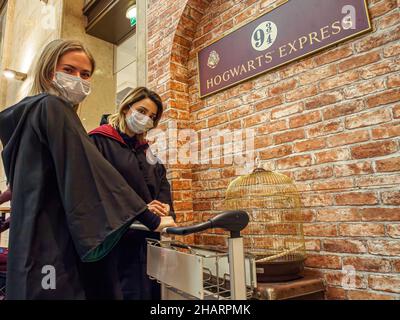 Moskau, Russland. 14th Dez 2021. Mädchen in Roben von Hogwarts-Studenten posieren in einer Fotozone der Plattform 9 3/4. Der Pop-up-Shop Harry Potter eröffnet das zentrale Kindergeschäft in Lubyanka. (Foto: Alexander Sayganov/SOPA Images/Sipa USA) Quelle: SIPA USA/Alamy Live News Stockfoto