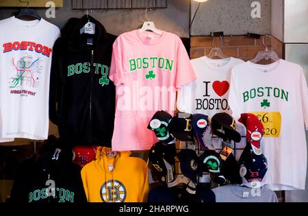 Souvenir boston T-Shirts zum Verkauf an der Back Bay Station in boston Stockfoto