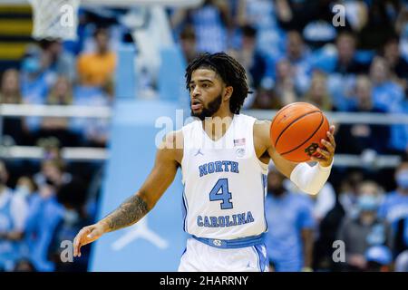 14. Dezember 2021: North Carolina Tar Heels Wache R.J. Davis (4) dribbelt den Ball während der ersten Hälfte des NCAA-Basketballmatchup im Dean Smith Center in Chapel Hill, NC, gegen die Furman Paladins. (Scott Kinser/Cal Sport Media) Stockfoto