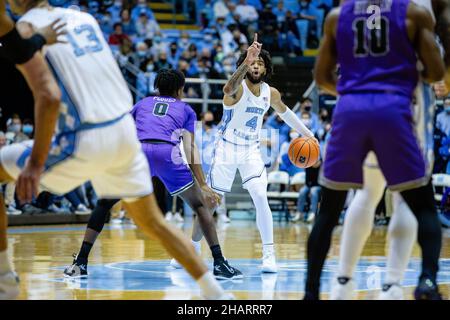 14. Dezember 2021: Furman Paladins Wache JP Pegues (0) Wache North Carolina Tar Heels Wache R.J. Davis (4), als er das Spiel während der ersten Hälfte des NCAA-Basketballmatchup im Dean Smith Center in Chapel Hill, NC, einrichtet. (Scott Kinser/Cal Sport Media) Stockfoto