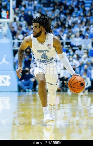 14. Dezember 2021: North Carolina Tar Heels Wache R.J. Davis (4) dribbelt beim NCAA-Basketballmatchup im Dean Smith Center in Chapel Hill, NC, den Ball gegen die Furman Paladins. (Scott Kinser/Cal Sport Media) Stockfoto