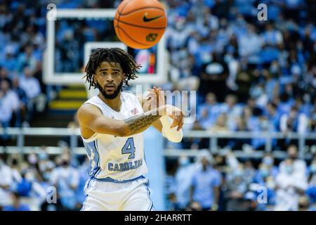 14. Dezember 2021: North Carolina Tar Heels Wache R.J. Davis (4) spielt den Ball gegen die Furman Paladins während der ersten Hälfte des NCAA-Basketballmatchup im Dean Smith Center in Chapel Hill, NC. (Scott Kinser/Cal Sport Media) Stockfoto