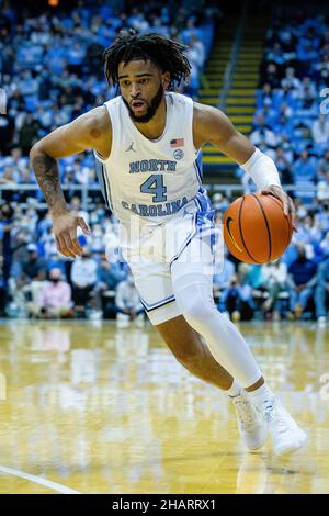 14. Dezember 2021: Der Wachmann von Furman Paladins, Mike Bothwell (3), wacht über die Fahrt von North Carolina Tar Heels, Wache R.J. Davis (4) während der ersten Hälfte des NCAA-Basketballmatchup im Dean Smith Center in Chapel Hill, NC. (Scott Kinser/Cal Sport Media) Stockfoto