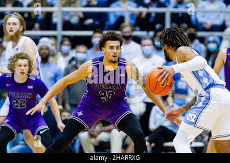 14. Dezember 2021: Furman Paladins Forward Jalen Slawson (20) wacht über North Carolina Tar Heels Wache R.J. Davis (4) während der zweiten Hälfte des NCAA-Basketballmatchup im Dean Smith Center in Chapel Hill, NC. (Scott Kinser/Cal Sport Media) Stockfoto