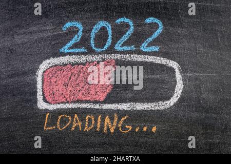 2022 Laden. Geschäft, Ziele und Neujahrskonzept. Schwarzer Kreidetafel Hintergrund. Stockfoto