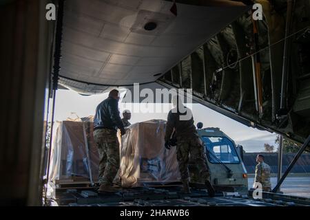 Reserve-Airmen vom 403rd Wing auf der Keesler Air Force Base, Missouri, arbeiten zusammen, um Bojen auf ein WC-130J Super Hercules Flugzeug zu laden, das dem 53rd Weather Reconnaissance Squadron am 13. Dezember 2021 zugewiesen wurde. Die Bojen werden an den vom Nationalen Einsatzplan für die Wintersaison diktierten Standorten abgesetzt, um die atmosphärischen Bedingungen an schwer zugänglichen Orten im Pazifik besser überwachen zu können. (USA Foto der Luftwaffe von Staff Sgt. Kristen Pittman) Stockfoto