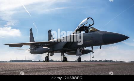 Ein Flugzeug der F-15C Eagle, das der 159th Fighter Squadron, der Jacksonville Air National Guard Base, zugewiesen wurde, steht auf der Fluglinie auf der MacDill Air Force Base, Florida, am 3. Dezember 2021. Der F-15 erreicht durch ein hohes Schub-Gewicht-Verhältnis und eine geringe Flügelbelastung eine hervorragende Manövrierfähigkeit und Beschleunigung. Das Verhältnis des Gewichts des Flugzeugs zu seinem Flügelbereich ist ein entscheidender Faktor für die Manövrierbarkeit und ermöglicht es dem Flugzeug, sich fest zu drehen, ohne die Fluggeschwindigkeit zu verlieren. (USA Luftwaffe Foto von Airman 1st Klasse Joshua Hastings) Stockfoto