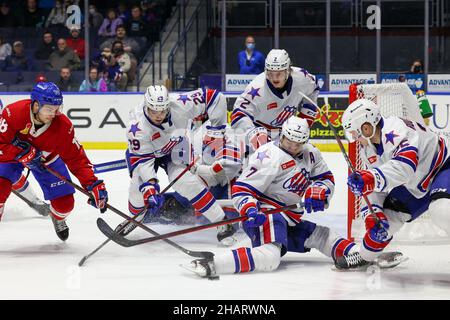 10. Dezember 2021: Rochester Americans Verteidiger Ethan Prow (7) blockiert einen Schuss auf das Netz durch die Laval Rocket in der ersten Periode. Rochester Americans veranstaltete die Laval Rocket in einem Spiel der American Hockey League in der Blue Cross Arena in Rochester, New York. (Jonathan Tenca/CSM) Stockfoto