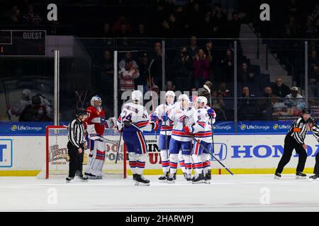 10. Dezember 2021: Rochester American Spieler feiern, nachdem sie in der zweiten Periode ein Tor gegen die Laval Rocket erzielt haben. Die Rochester Americans veranstalteten die Laval Rocket in einem American Hockey League-Spiel in der Blue Cross Arena in Rochester, New York. (Jonathan Tenca/CSM) Stockfoto