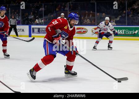 10. Dezember 2021: Rochester Americans Verteidiger Terrance Amorosa (21) spielt den Puck in der zweiten Periode gegen die Rochester Knighthawks. Die Rochester Americans veranstalteten die Laval Rocket in einem American Hockey League-Spiel in der Blue Cross Arena in Rochester, New York. (Jonathan Tenca/CSM) Stockfoto