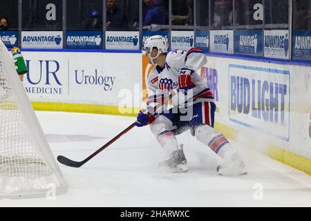 10. Dezember 2021: Rochester Americans Verteidiger Ethan Prow (7) hält in der dritten Periode gegen die Laval Rocket hinter dem Netz. Die Rochester Americans veranstalteten die Laval Rocket in einem American Hockey League-Spiel in der Blue Cross Arena in Rochester, New York. (Jonathan Tenca/CSM) Stockfoto