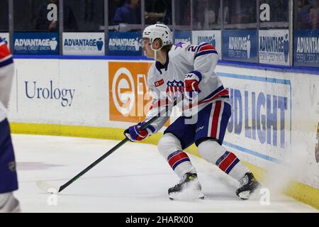 10. Dezember 2021: Rochester Americans Verteidiger Oskari Laaksonen (2) hält in der dritten Periode gegen die Laval Rakete hinter dem Netz. Die Rochester Americans veranstalteten die Laval Rocket in einem American Hockey League-Spiel in der Blue Cross Arena in Rochester, New York. (Jonathan Tenca/CSM) Stockfoto