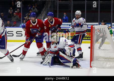 10. Dezember 2021: Rochester Americans Torhüter Mat Robson (32) sucht den Puck in der dritten Periode gegen die Laval Rocket. Die Rochester Americans veranstalteten die Laval Rocket in einem American Hockey League-Spiel in der Blue Cross Arena in Rochester, New York. (Jonathan Tenca/CSM) Stockfoto