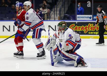 10. Dezember 2021: Rochester Americans Torhüter Mat Robson (32) bereitet sich darauf vor, in der dritten Periode gegen die Laval Rocket zu retten. Die Rochester Americans veranstalteten die Laval Rocket in einem American Hockey League-Spiel in der Blue Cross Arena in Rochester, New York. (Jonathan Tenca/CSM) Stockfoto