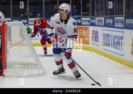 10. Dezember 2021: Rochester Americans Verteidiger Peter Tischke (16) bringt den Puck um das Netz in der dritten Periode gegen die Laval Rocket. Die Rochester Americans veranstalteten die Laval Rocket in einem American Hockey League-Spiel in der Blue Cross Arena in Rochester, New York. (Jonathan Tenca/CSM) Stockfoto