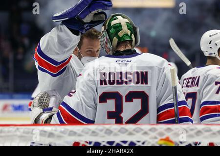 10. Dezember 2021: Rochester Americans Torhüter Michael Houser (41) gratuliert Torhüter Mat Robson (32) zum Sieg. Die Rochester Americans veranstalteten die Laval Rocket in einem American Hockey League-Spiel in der Blue Cross Arena in Rochester, New York. (Jonathan Tenca/CSM) Stockfoto