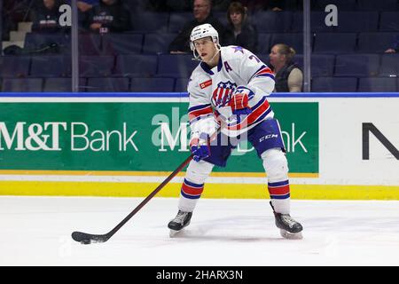 10. Dezember 2021: Rochester Americans Verteidiger Ethan Prow (7) macht einen Pass in der dritten Periode gegen die Laval Rocket. Die Rochester Americans veranstalteten die Laval Rocket in einem American Hockey League-Spiel in der Blue Cross Arena in Rochester, New York. (Jonathan Tenca/CSM) Stockfoto