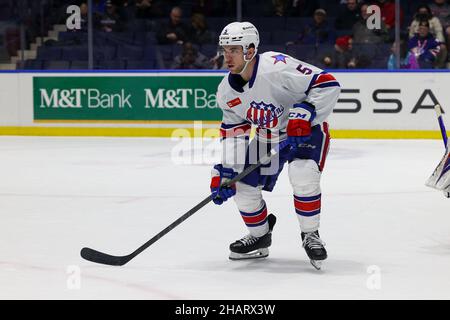 10. Dezember 2021: Rochester Americans Verteidiger Casey Fitzgerald (5) sucht den Puck in der dritten Periode gegen die Laval Rocket. Die Rochester Americans veranstalteten die Laval Rocket in einem American Hockey League-Spiel in der Blue Cross Arena in Rochester, New York. (Jonathan Tenca/CSM) Stockfoto